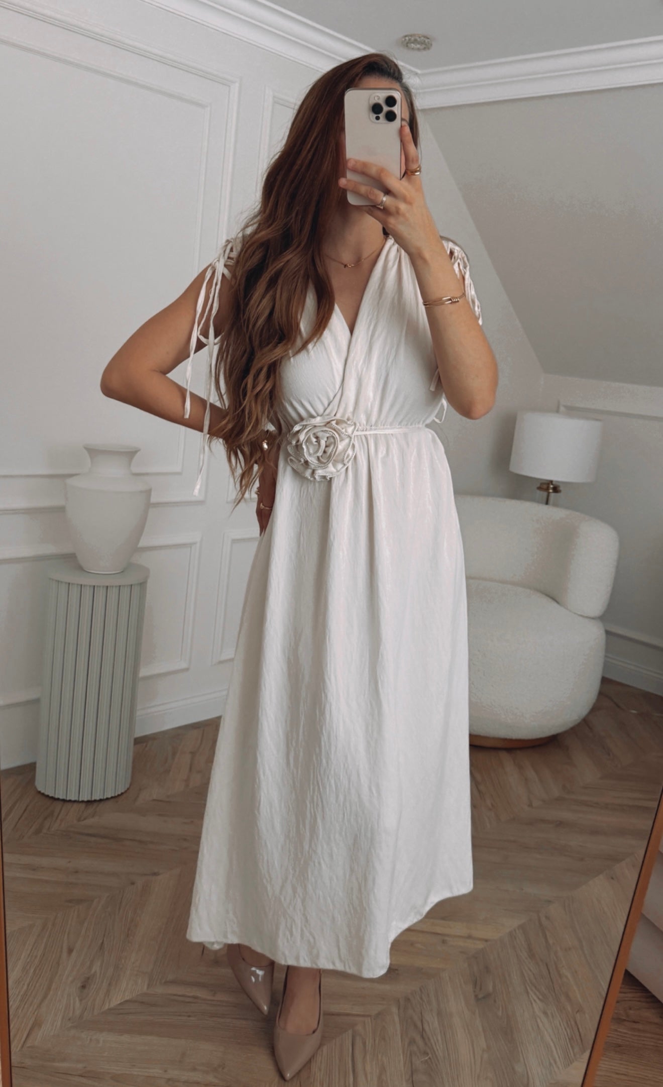 Sukienka kremowa elegancka z różą w stylu greckim