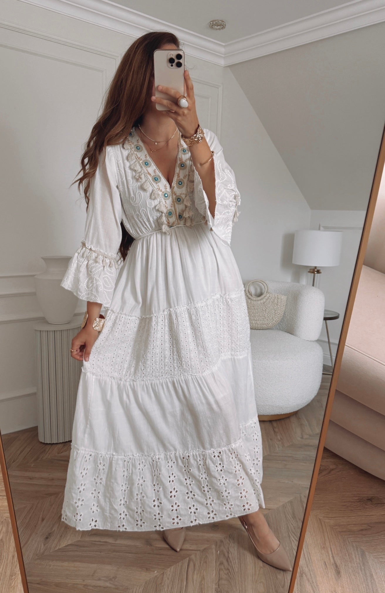 Biała sukienka boho z haftem i turkusowymi oczkami