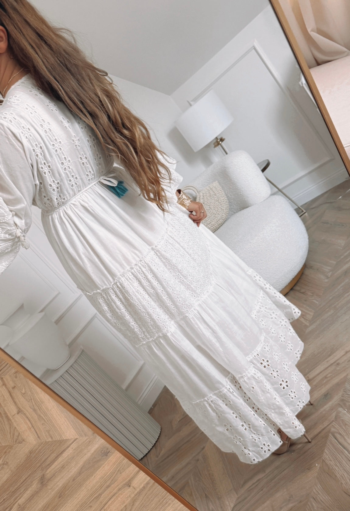 Biała sukienka boho z haftem i turkusowymi oczkami