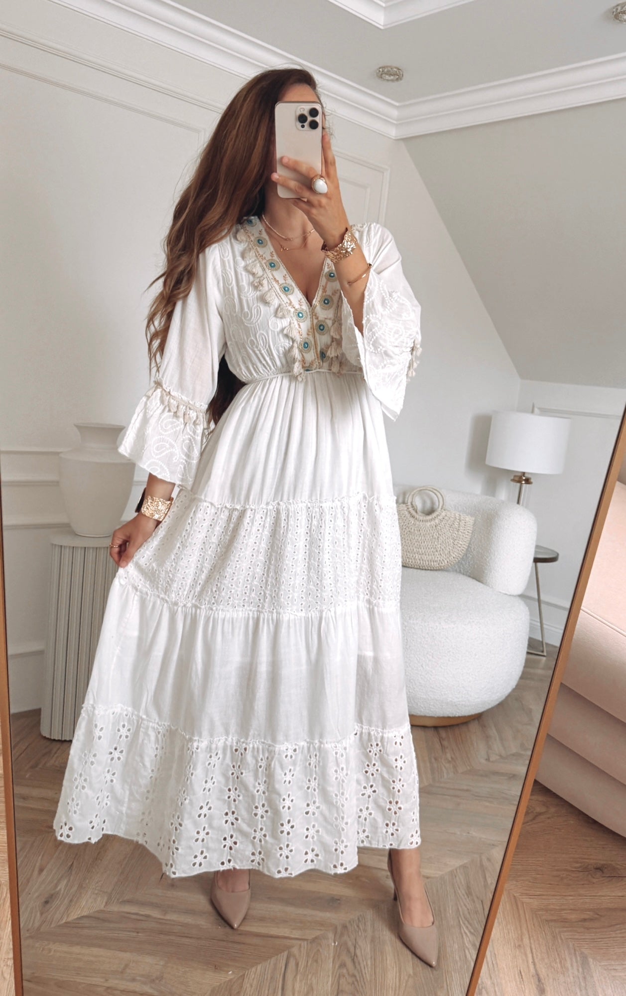 Biała sukienka boho z haftem i turkusowymi oczkami