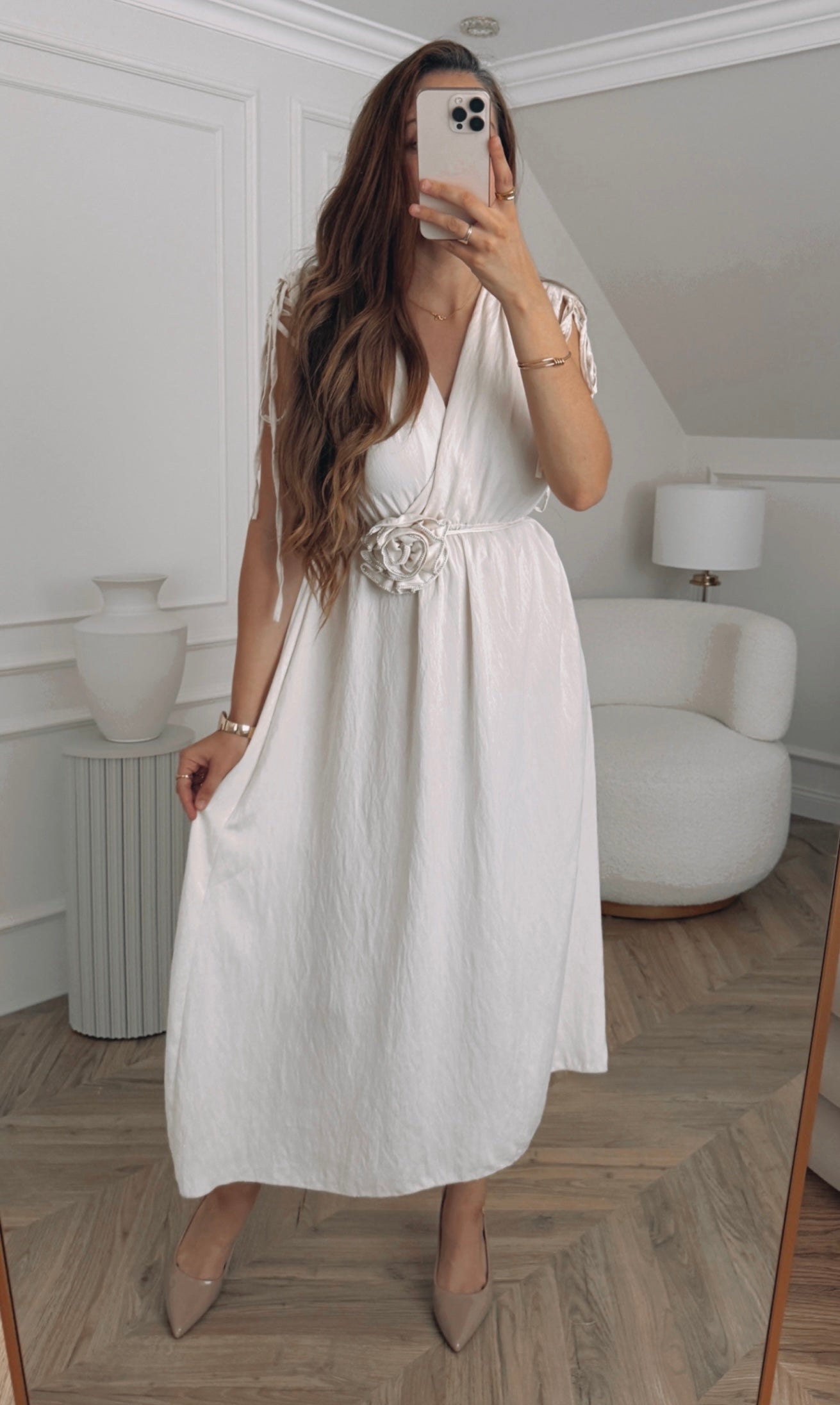 Sukienka kremowa elegancka z różą w stylu greckim