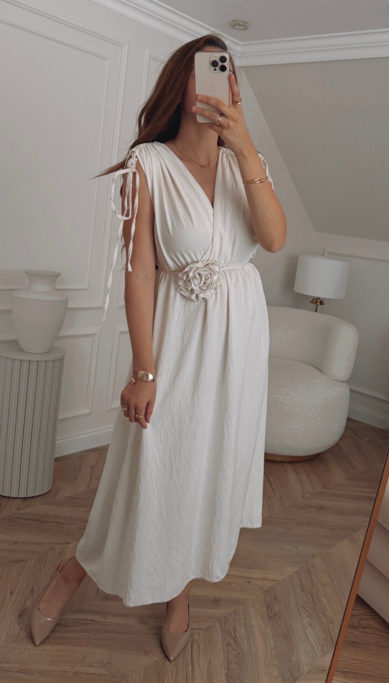 Sukienka kremowa elegancka z różą w stylu greckim