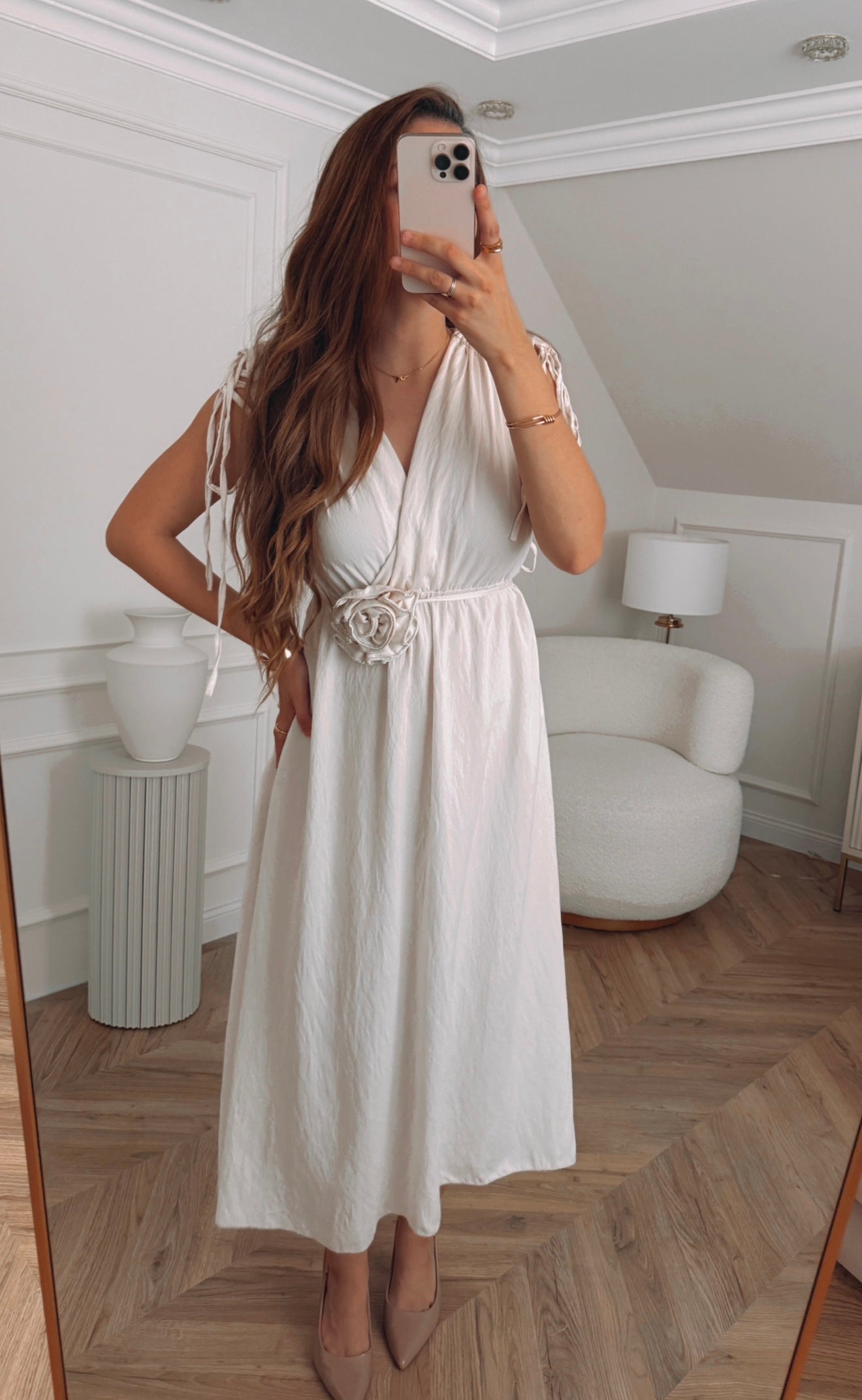Sukienka kremowa elegancka z różą w stylu greckim