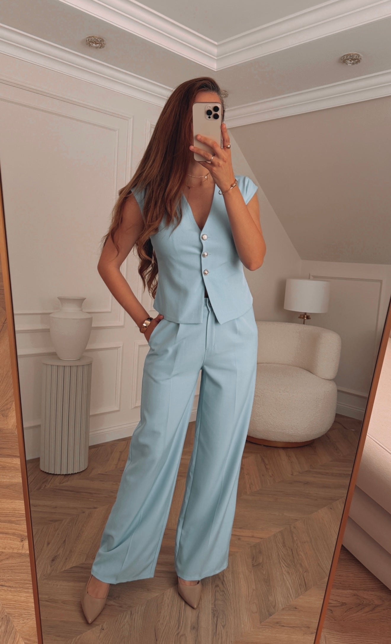 Stylowy komplet damski – kamizelka i spodnie w kolorze baby blue