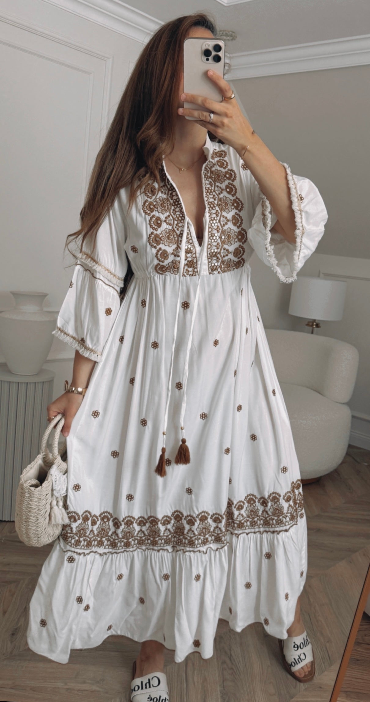 Sukienka maxi boho z haftem – biel z brązem