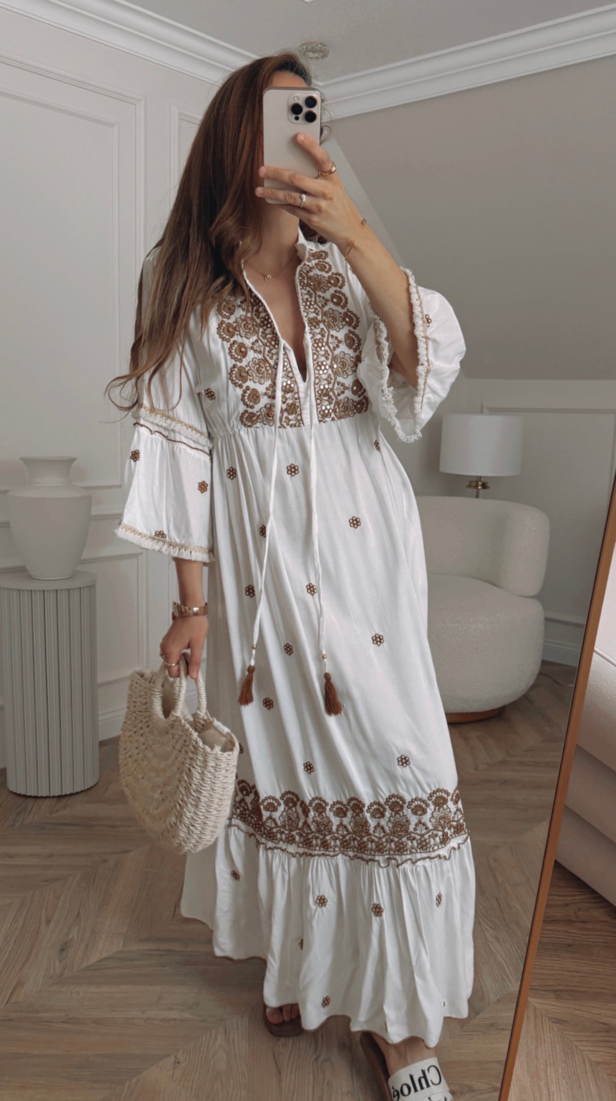 Sukienka maxi boho z haftem – biel z brązem